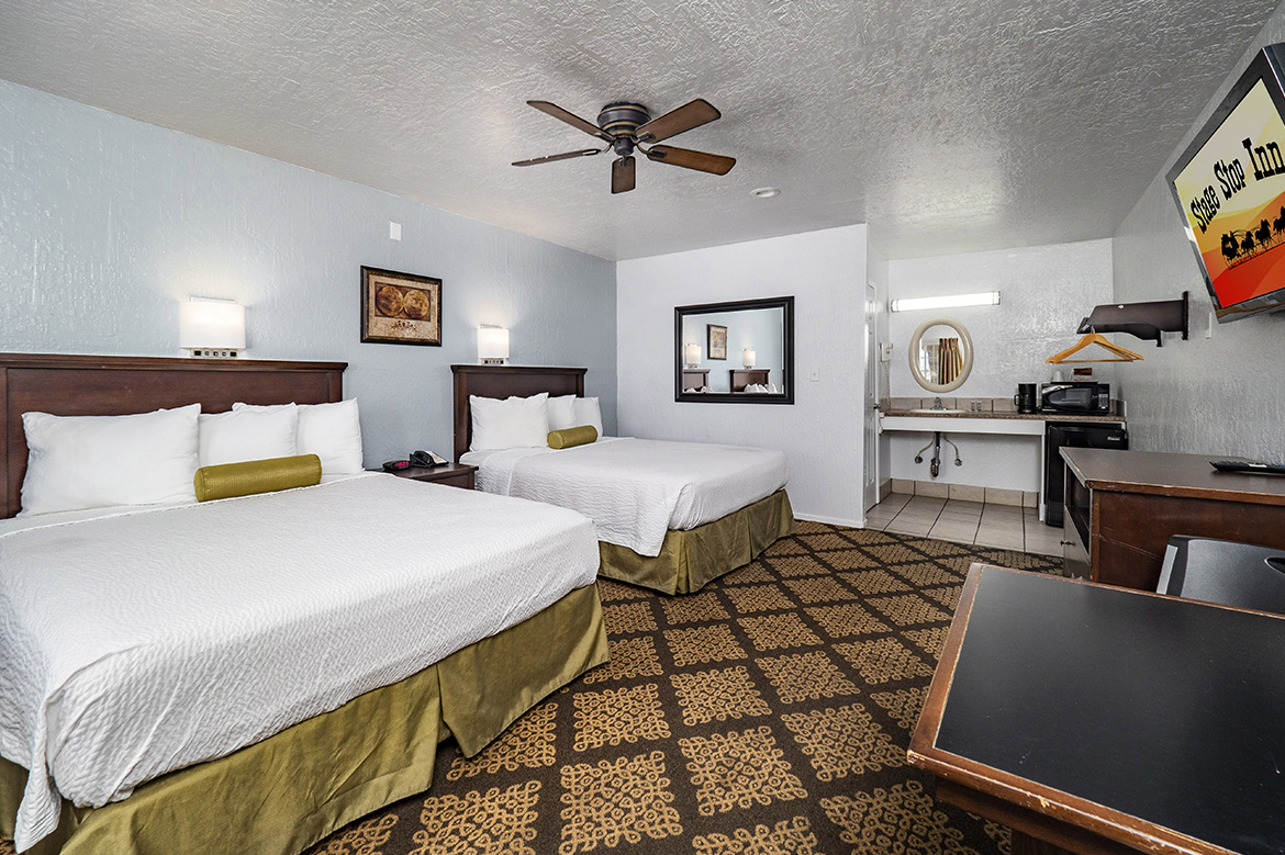 QUEEN BED ROOM AT STAGE STOP INN HOTEL