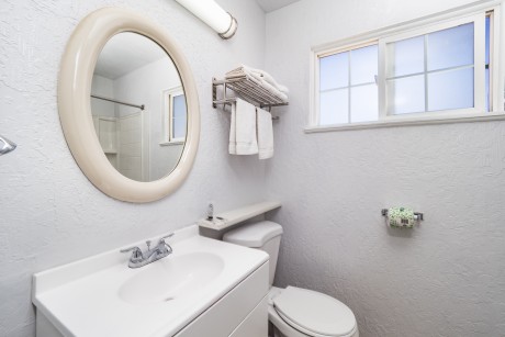 Stage Stop Inn - Guest Bathroom