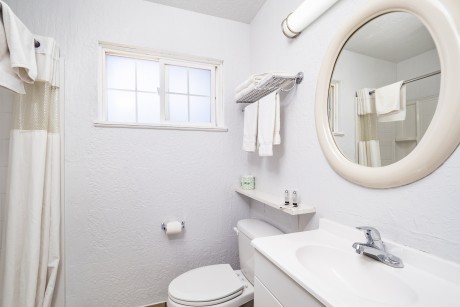 Stage Stop Inn - Guest Bathroom