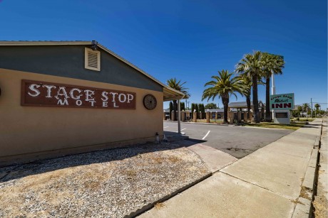 Stage Stop Inn - Hotel Entrance